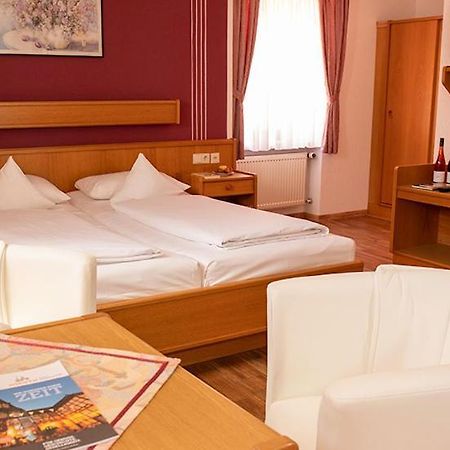 Hotel Garni Zum Hirschen Ипхофен Экстерьер фото